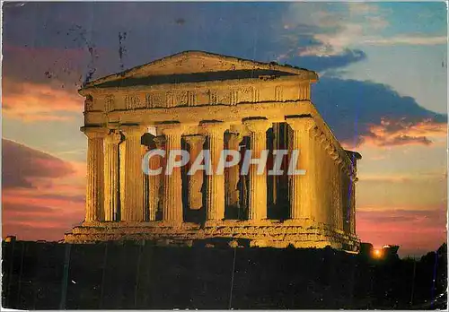 Moderne Karte Agrigento Le temple de la Concorde illuminee par les reflecteurs au coucher du soleil