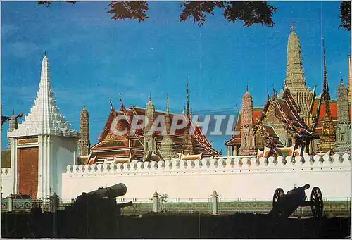 Cartes postales moderne View of the Grand Palace with the ancient cannon guarding the Ministry of Defence in foreground