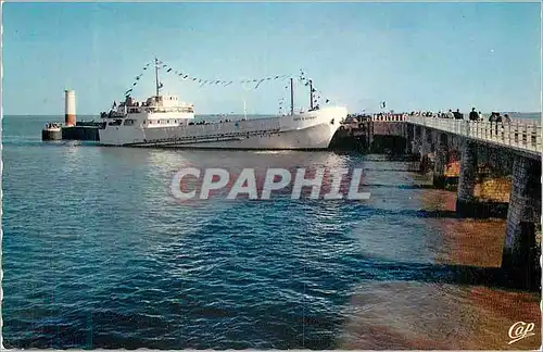 Cartes postales moderne Royan La Cote d Argent a la Jetee Bateau