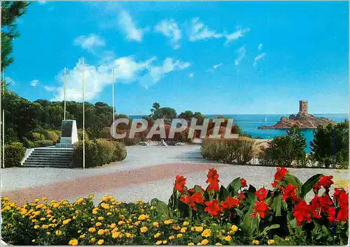 Cartes postales moderne La Cote d Azur Le Dramont Var Monument du Debarquement Au fond l ile d Or