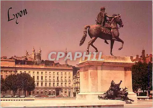 Cartes postales moderne Lyon Place Bellecour et statue de Louis XIV en arriere plan la Colline de Fourviere