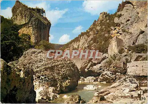 Cartes postales En Parcourant les Gorges du Tarn Le Tarn au Chaos Domine par le Belvedere