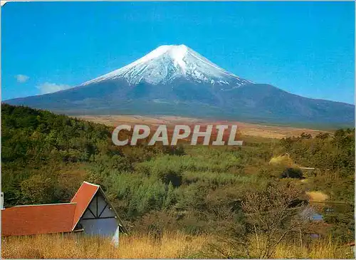 Cartes postales moderne The Snow Capped Mt Fuji is Seen in a Distance From Oshino Field