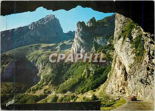 Cartes postales moderne Sur la Route de l'Aubisque La Sortie du Petit Tunnel et le Gabizos (2639 m)