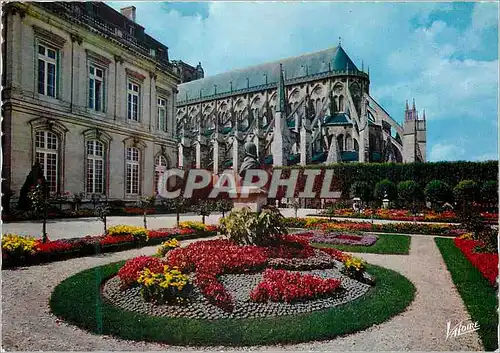Cartes postales moderne Bourges (Cher) Les Jardins de l'Hotel de Ville (a Gauche) et l'Abside de la Cathedrale Saint Eti