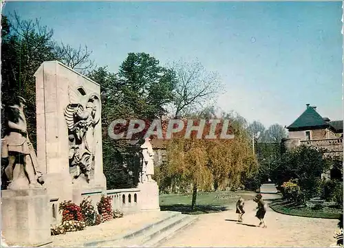 Cartes postales moderne Douai (nord) 305 square jemmapes monument aux morts (decatoire sculpture) Militaria