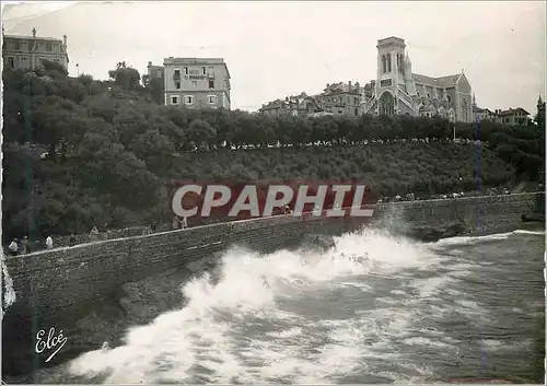 Cartes postales moderne 10458 biarritz basses pyrenees l eglise ste eugenie grosses vagues sur la digue