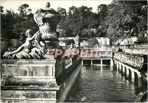 Cartes postales moderne Nimes Gard Jardins de la Fontaine les Bains Romains