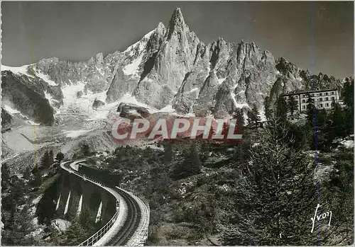 Cartes postales moderne Chamonix Hte Savoie L aiguille du Dru et l hotel du Montenvers Train