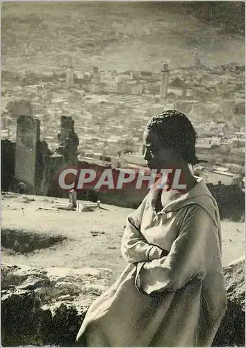 Cartes postales moderne Visage Photographique du Maroc Fes vue du tombeau des Merenides a l aube une adolescente immobil