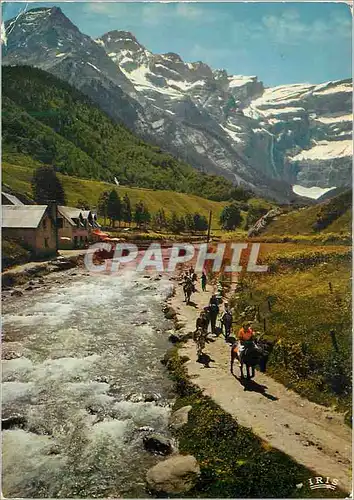 Cartes postales moderne Les Pyrenees Le Cirque de Gavarnie site le plus repute des Pyrenees la promenade au bord du Gave