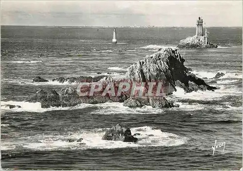 Cartes postales moderne Pointe du Raz (Finistere) Le Phare de la Vieille au Loin l'Ile de Sein