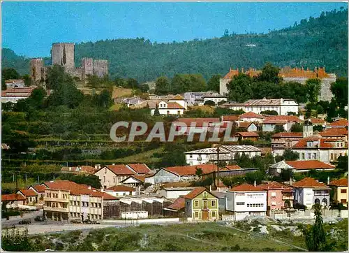 Cartes postales moderne Guimaraes (Portugal) Le Chateau et Vue Partielle
