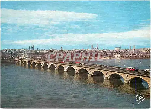 Cartes postales moderne Bordeaux (Gironde) Le Pont de Pierre Au Fond Les Quais