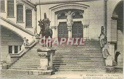 Cartes postales Pierrefonds Le Chateau La Cour Interieure et l'Escalier