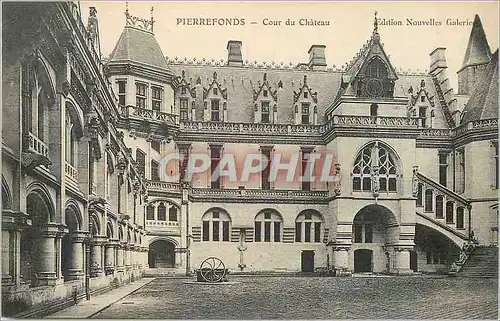 Cartes postales Pierrefonds Cour du Chateau