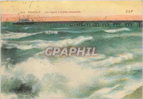 Cartes postales Trouville Les Vagues a la Jetee Pormenade