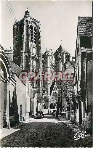 Cartes postales moderne Bourges La Cathedrale st Etienne vue de la Rue Porte Jaune