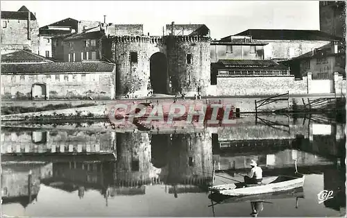 Cartes postales moderne 1561 cognac les tours du chateau des valois au bord de la charente Peche