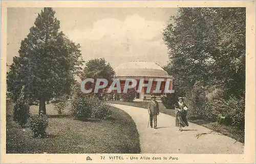 Cartes postales Vittel Une Allee dans le Parc