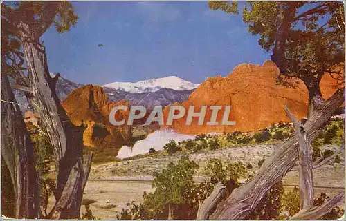Cartes postales moderne Looking at snow covered Pikes Peak through Gateway to the Garden of the Gods