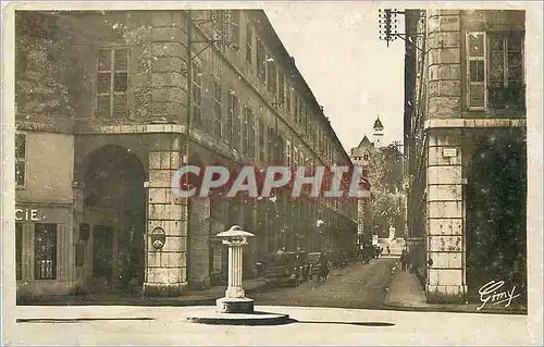Cartes postales Chambery Rue de Boigne Les Portiques Au fond le chateau des Ducs de Savoie