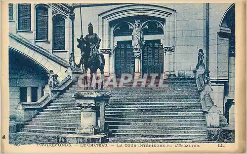 Cartes postales Pierrefonds Le Chateau La Cour Inferieure et l Escalier