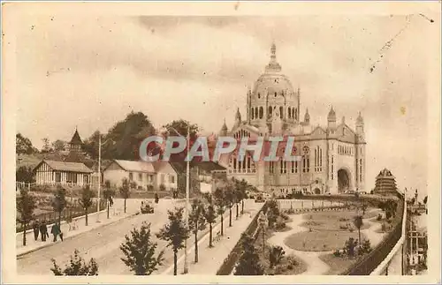 Ansichtskarte AK Lisieux (Calvados) L'Avenue de la Basilique et la Basilique