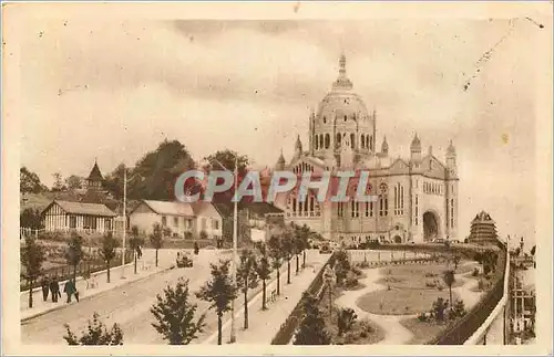 Cartes postales Lisieux (Calvados) L'Avenue de la Basilique et la Basilique