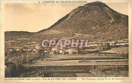 Cartes postales L'Encetre des Volcans d'Auvergne Le Puy de Dome (1467 m d'Alt) Vue de la Font de l'Arbre