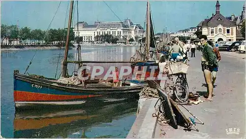 Cartes postales moderne Deauville Trouville Le Bassin des Yachts et le Casino de Trouville Bateaux