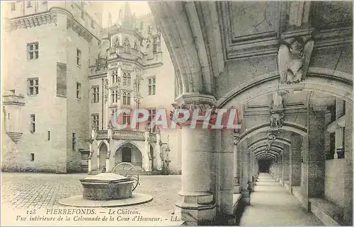 Cartes postales Pierrefonds Le Chateau vue Interieure de la Colonnade de la cour d'Honneur