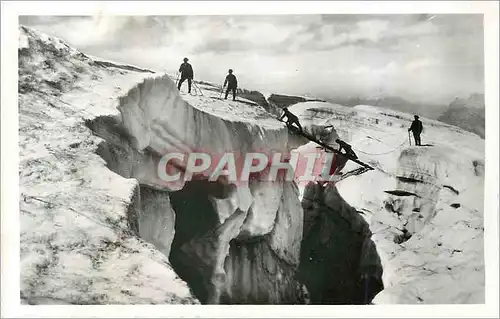 Cartes postales moderne Ascension du Mont Blanc Passage d'une Crevasse Alpinisme