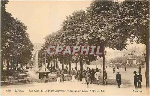 Ansichtskarte AK Lyon Un Coin de la Place Bellecour et Statue de Louis XIV Militaria