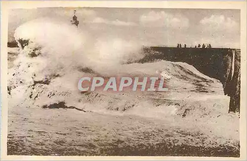 Cartes postales Dieppe la Jetee un Jour de Tempete Phare