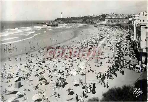 Cartes postales moderne Biarritz (Basses Pyrenees) La Grande Plage Au fond Le Phare