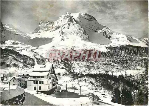 Cartes postales moderne Gourette Les Pyrenees Vue vers l'Hotel Edelweiss et la Chapelle