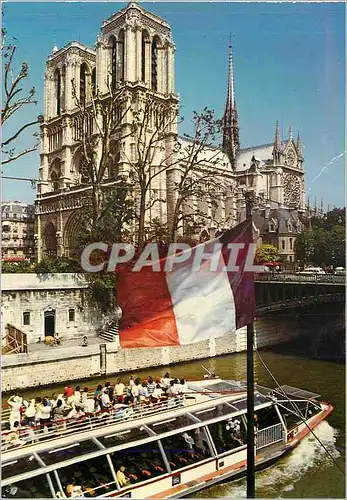 Cartes postales moderne Paris La Cathedrale Notre Dame et la Seine Bateau Mouche