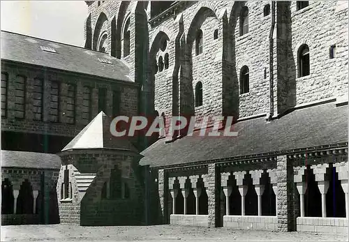 Cartes postales moderne L'Abbaye de Solesmes Le Nouveau Cloitre et la Bibliotheque