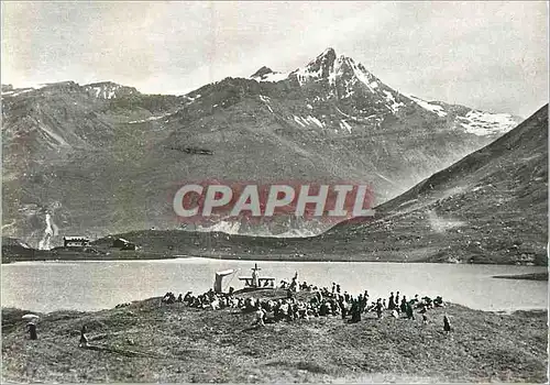 Cartes postales moderne Le Lac de Tignes (2088 m) Messe en Plein air Au Fond la Grande Sassiere (3750 m)