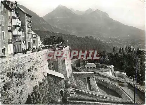 Cartes postales moderne Briancon (Htes Alpes) alt 1321m les Remparts au Fond la Croix de Bretagne la Route des Grandes A