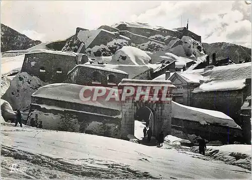 Cartes postales moderne Briancon sous la Neige (alt 1321m) Porte de Pignerol et les Remparts les Grandes Alpes en Hiver