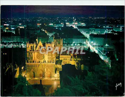 Cartes postales moderne Lyon (Rhone) La Cathedrale Saint Jean et la Ville la Nuit