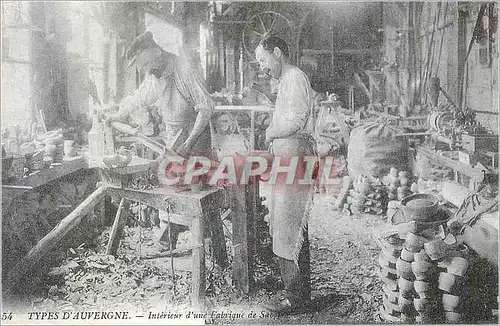 REPRO Types d'Auvergne Interieur d'une Fabrique de Sabot