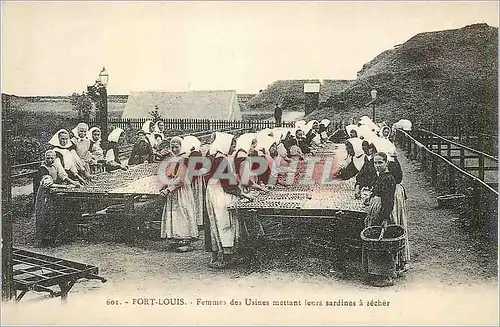 REPRO Port Louis Femmes des Usines Mettant leurs Sardines a Secher