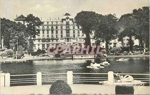 Cartes postales moderne Bagnoles de L'Orne La Residence du Lac et Les Pedalos
