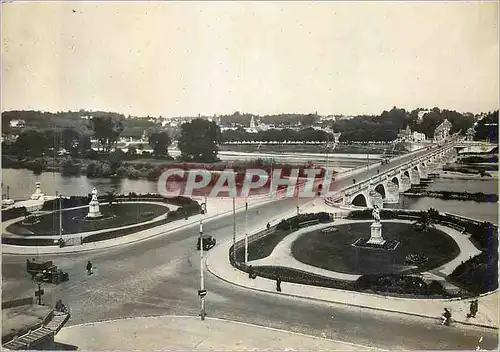 Cartes postales moderne Tours (I et L) Les Squares Rabelais et Descartes et le Pont sur la Loire