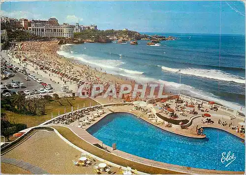 Cartes postales moderne Biarritz (Basses Pyrenees) La Grande Plage au premier Plan La Piscine de l'Hotel du Palais