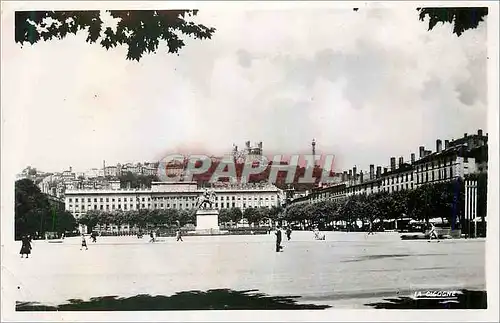 Cartes postales moderne Lyon (Rhone) Place Bellecour et Coteau de Fourviere