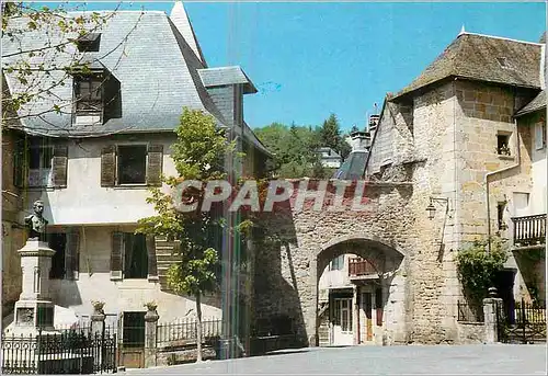 Cartes postales moderne Correze en Correze Place de l'Eglise Porche Statut du General Tramond